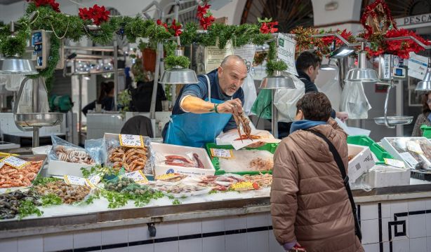 Percebes, pularda y angulas se encarecen hasta un 30% en la antesala de la Navidad