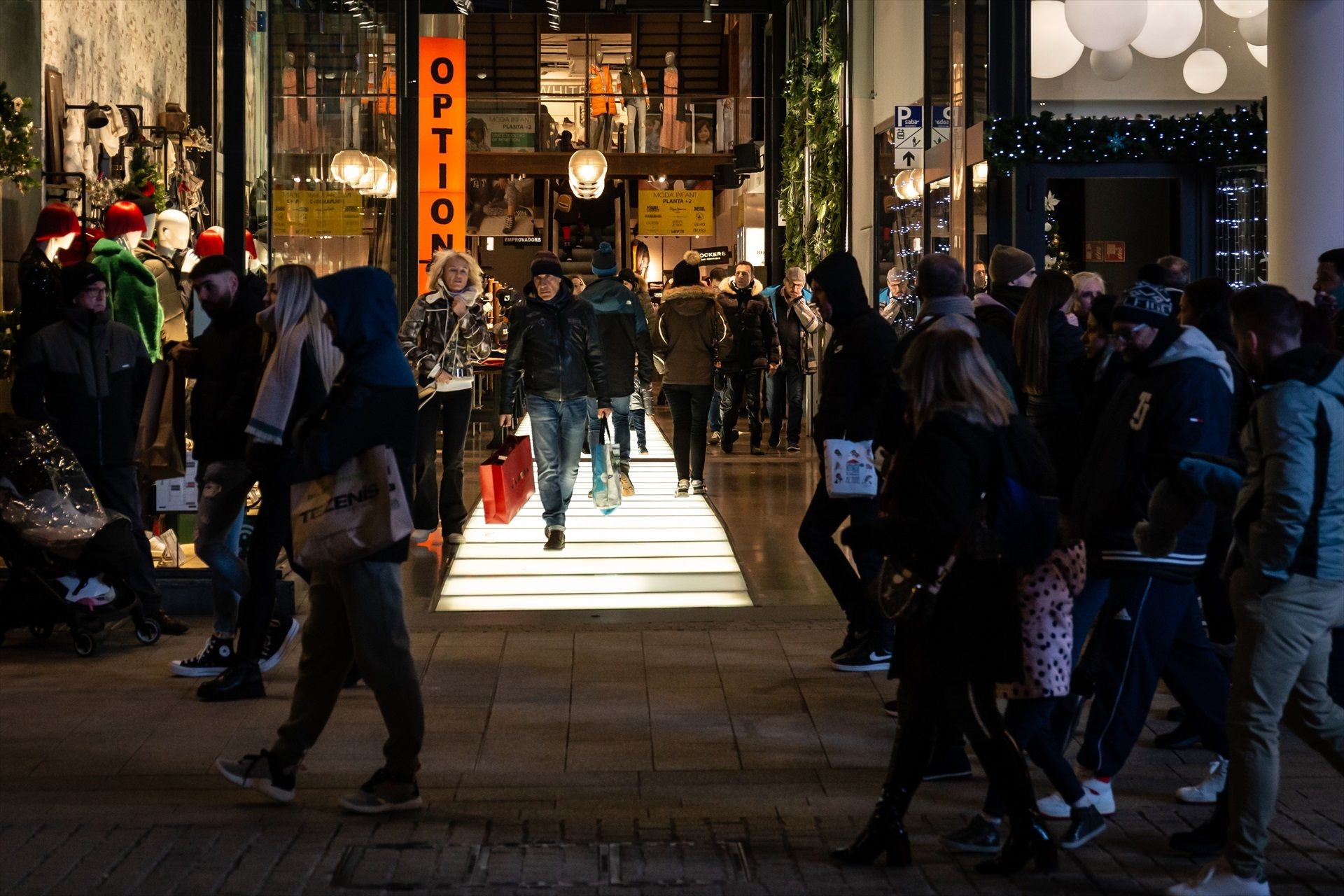 Las subidas en ropa, calzado y bisutería anticipan regalos más caros esta Navidad