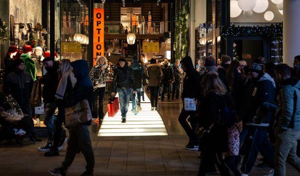 Las subidas en ropa, calzado y bisutería anticipan regalos más caros esta Navidad