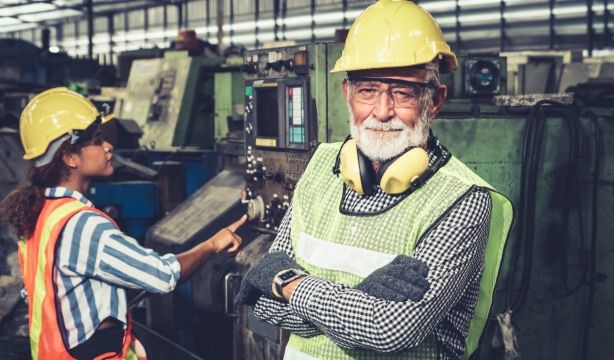 hombre fabrica paroOK