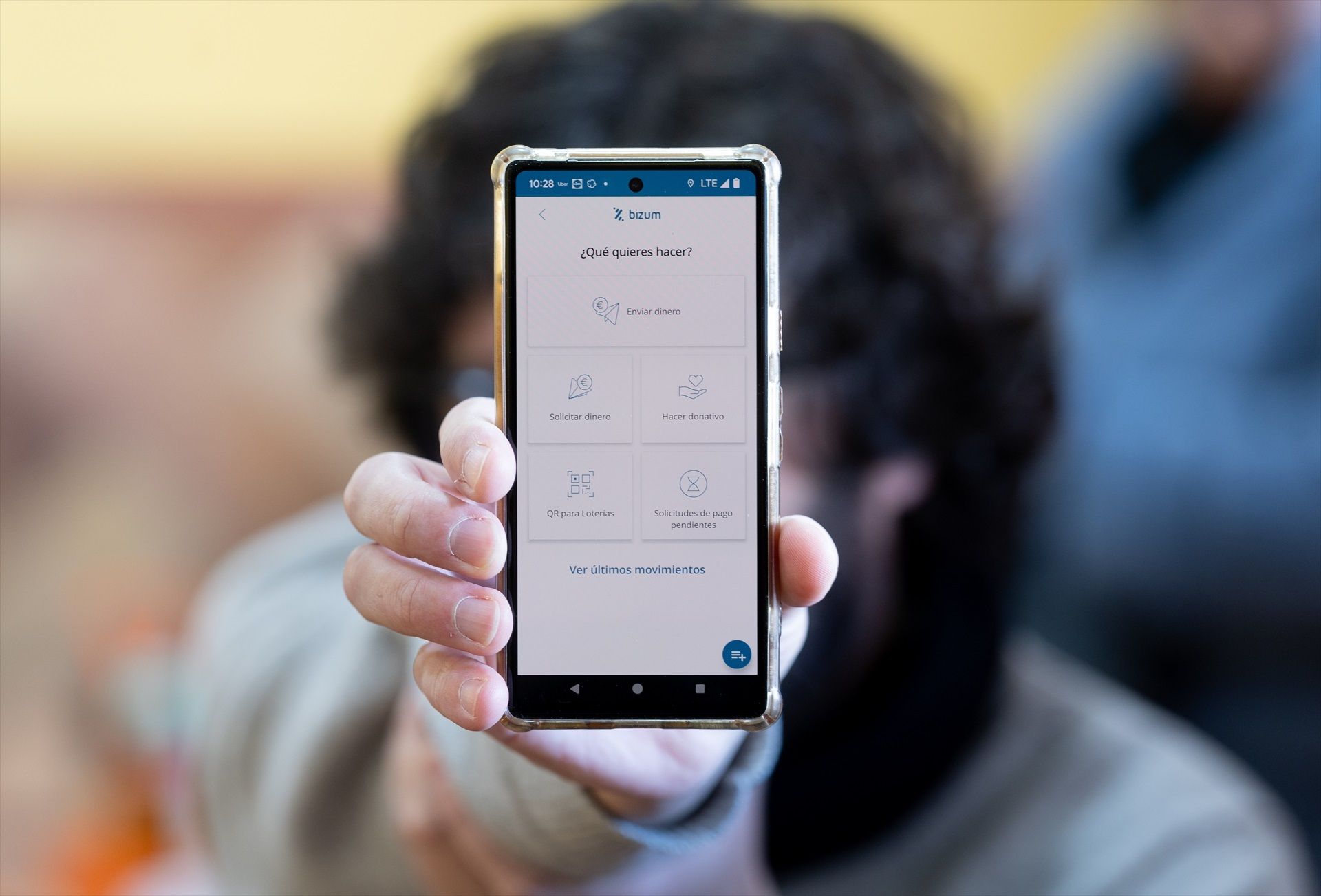 ¿Haces Bizum a tus nietos? Hacienda tranquiliza a las familias respecto a los cambios en enero. Foto: EuropaPress