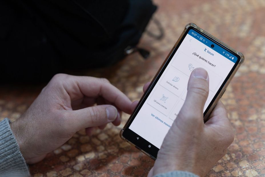 EuropaPress 6497777 persona manda bizum febrero 2025 madrid espana bizum proveedor servicios