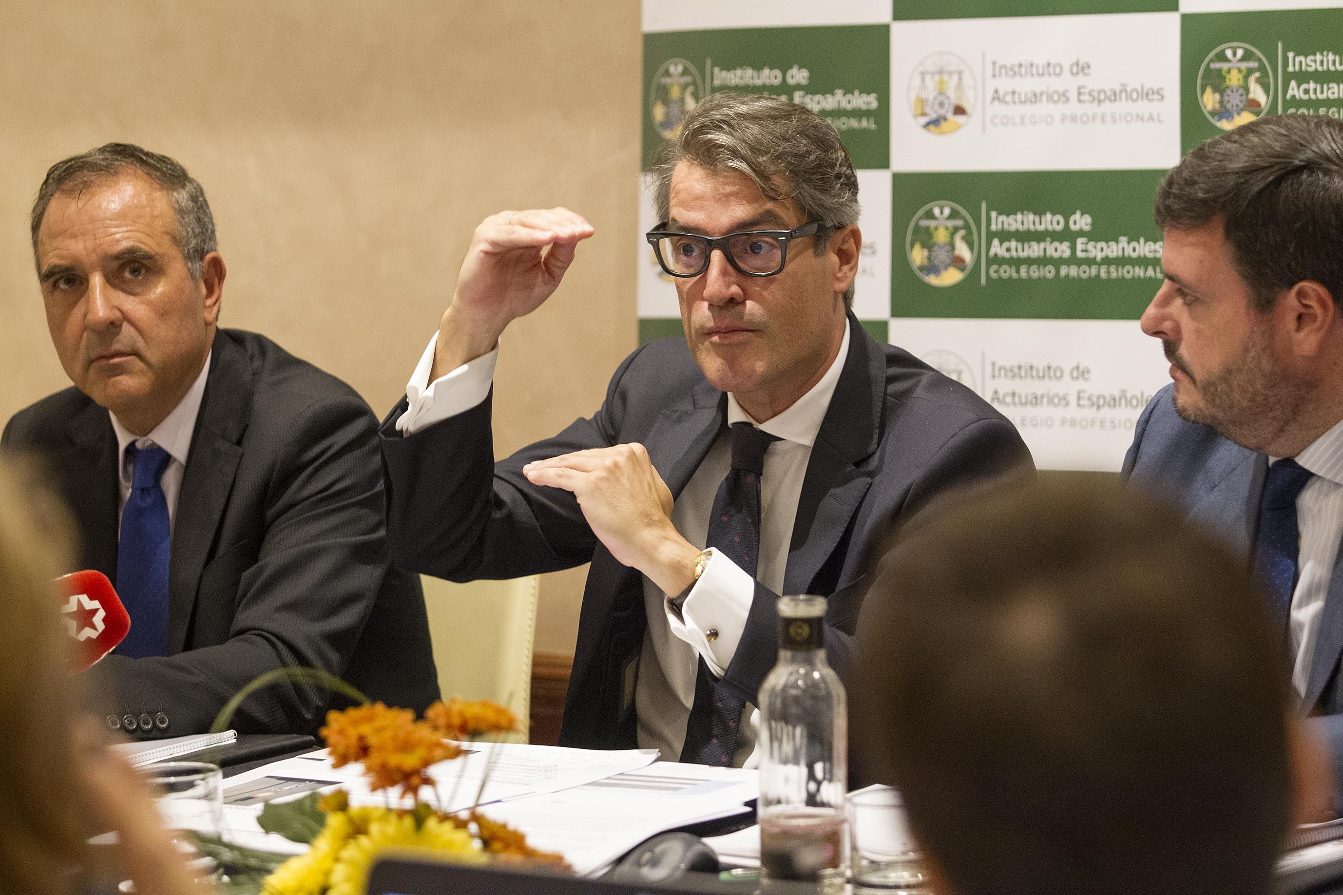 Enrique Devesa y Gregorio Gil de Rozas presentan el informe del Instituto de Actuarios
