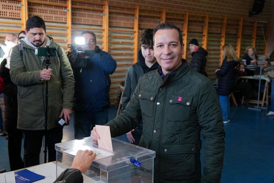 EuropaPress 7182308 candidato vox presidencia junta extremadura oscar fernandez calle vota