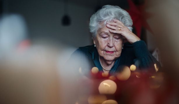 Duelo en Navidad: psicólogas señalan que la prioridad es "no decidir por las personas mayores" (Bigstock)