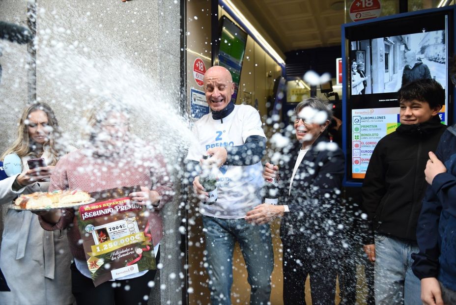 EuropaPress 7183573 empleados administracion situada calle barquillo 10 celebran vendido numero