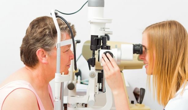 Las causas de los traumatismos oculares en Navidad. (Bigstock)