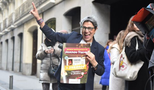 Triple celebración para Raquel: su cumpleaños, su jubilación y la venta del segundo premio íntegro 