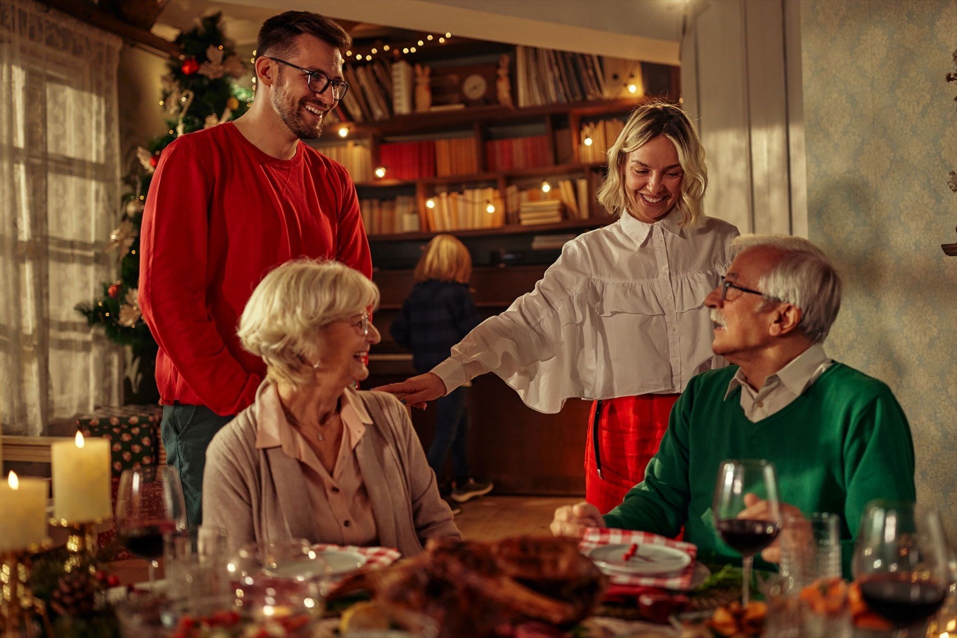 Cómo hacer más accesibles las reuniones navideñas para mayores con problemas auditivos. Fuente: Europa Press.
