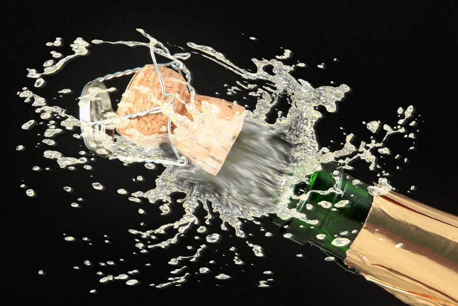 Descorche de una botella de champán. (Bigstock)