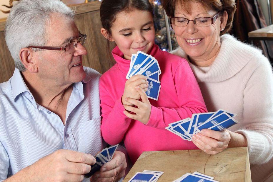 Una familia jugando en Navidad. (Bigstock)