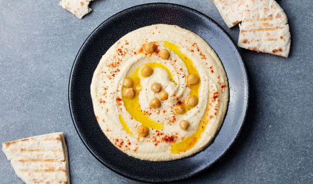Los trucos de Martín Berasategui para mejorar el hummus de garbanzos casero