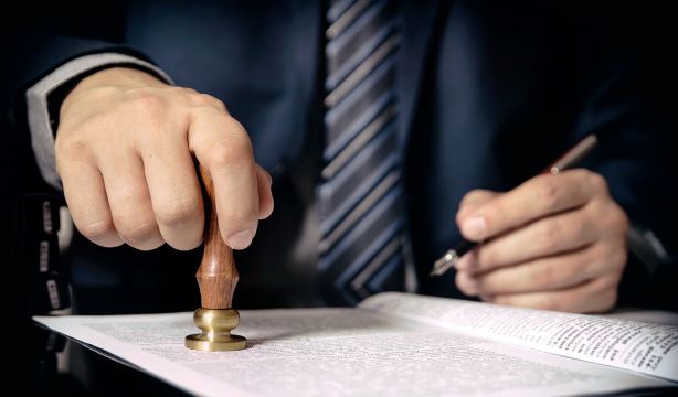 Herencias: ¿puedes hacer testamento sin que tu familia se entere?