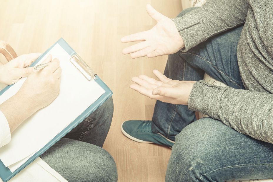 Un señor mayor en terapia. (Bigstock)