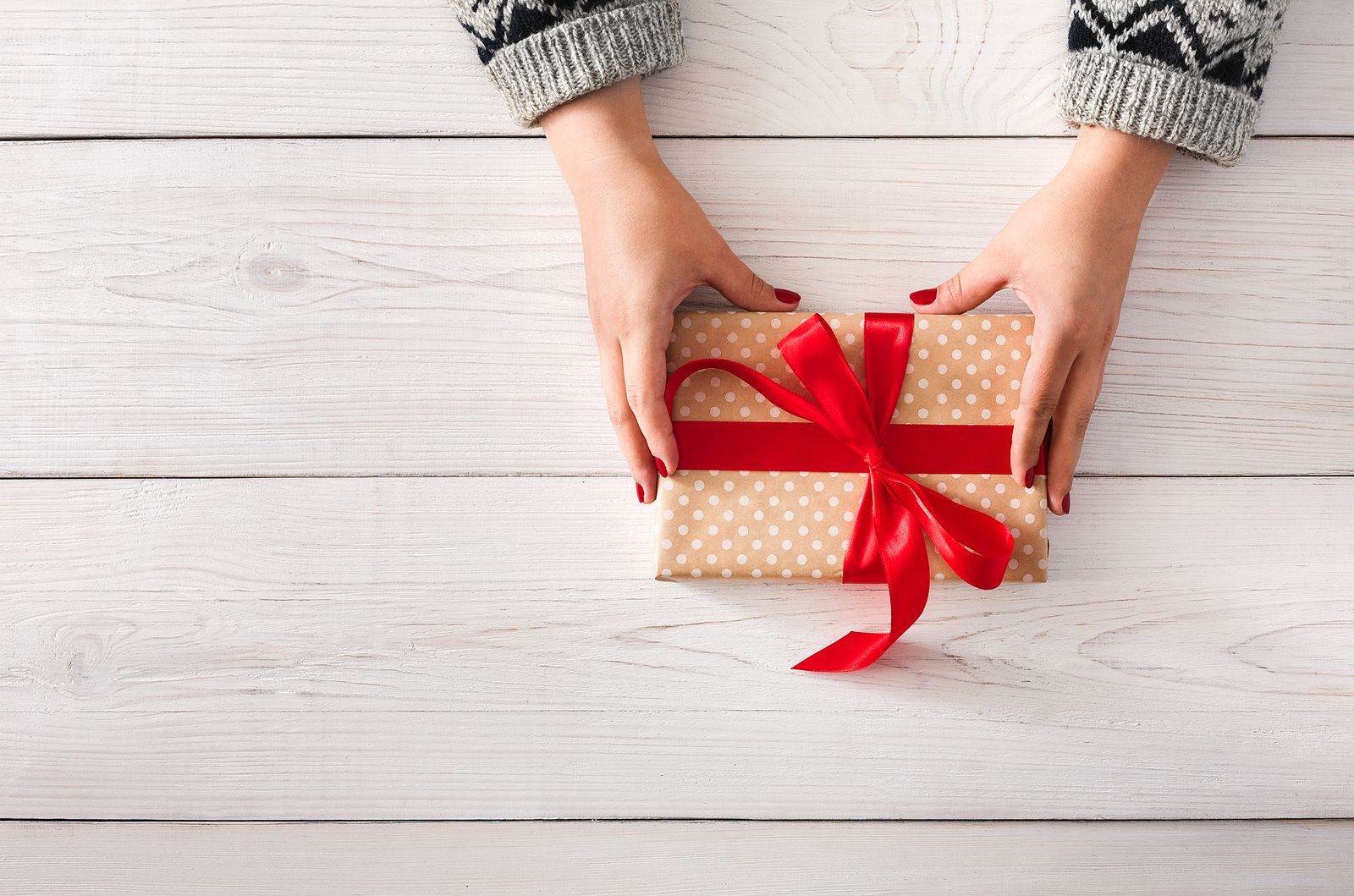 El truco viral de la tabla de planchar para envolver regalos. Foto: Bigstock.
