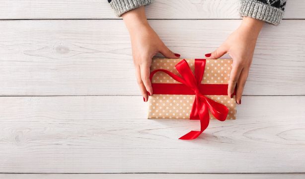 El truco viral de la tabla de planchar para envolver regalos. Foto: Bigstock.