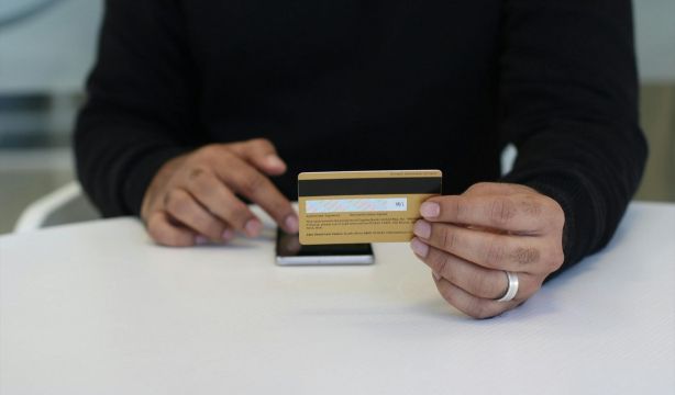 Los tipos de las tarjetas revolving, por las nubes. Fuente: Europa Press.
