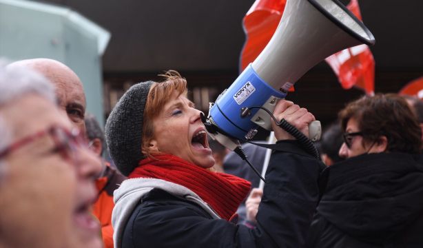 europapress 4871071 mujer megafono protesta contra previsible aprobacion proyecto ley omnibus 1