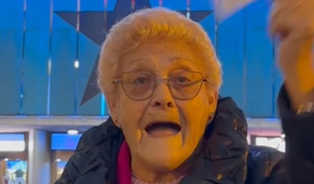 VÍDEO: Una mujer de 85 años cumple su sueño por Navidad de ver a David Bisbal en concierto (Fundación Adopta Un Abuelo)