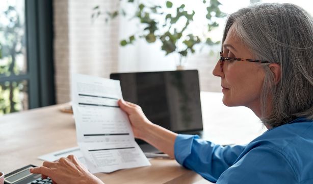 Trámite urgente para jubilados residentes en el exterior: acreditar su vivencia para cobrar la paga