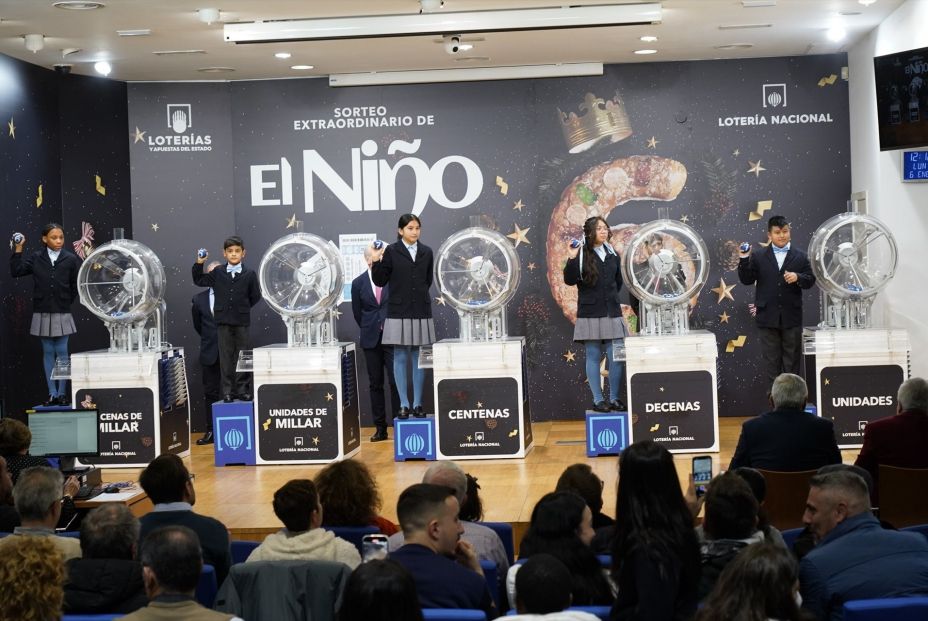 El sorteo se celebra en el Salón de Sorteos de Loterías y Apuestas del Estado, mediante el sistema de Bombos Múltiples. Fuente: Europa Press. El sorteo se celebra en el Salón de Sorteos de Loterías y Apuestas del Estado, mediante el sistema de Bombos Múltiples. Fuente: Europa Press.
