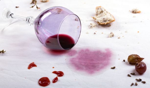 Trucos caseros para quitar manchas de vino tinto y otros lamparones típicos de Navidad