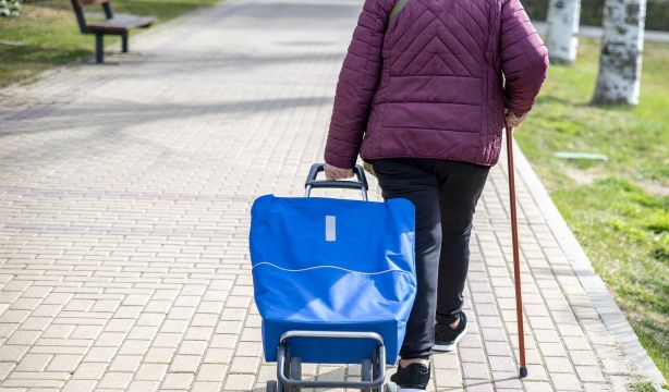 Casi todo el gasto se va en comida y vivienda en hogares vulnerables. Fuente: BigStock.