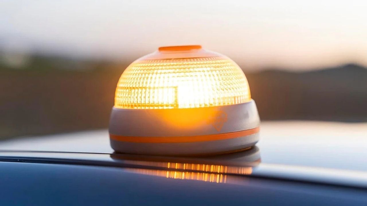 Denuncian ante Consumo a varias plataformas online por vender balizas V16 sin conectividad. Foto: Europa Press.