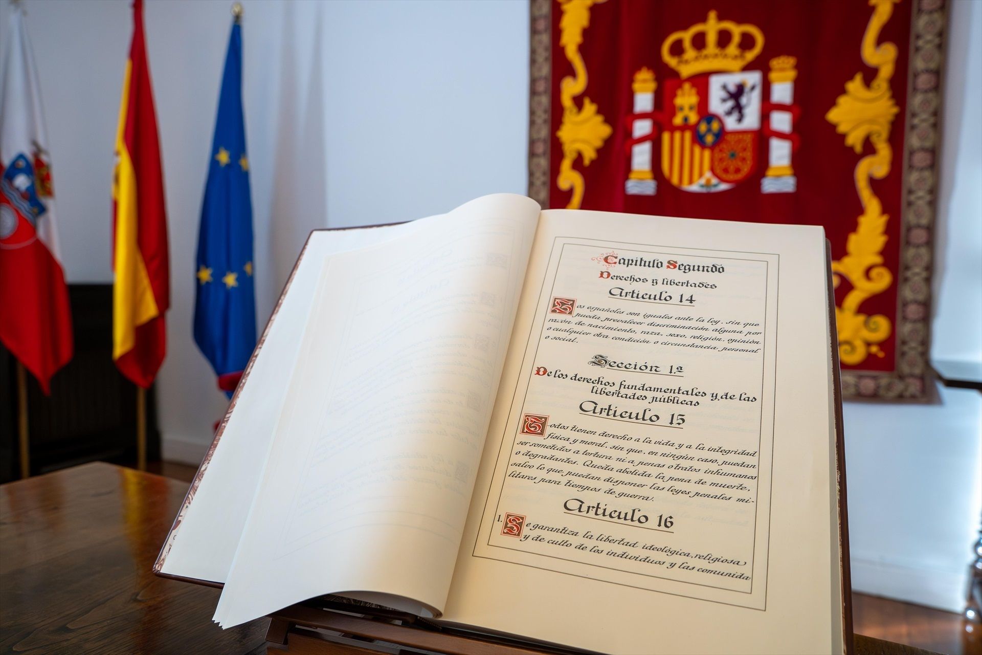 La Constitución lidera la confianza ciudadana mientras los partidos siguen a la cola. Fuente: Europa Press.