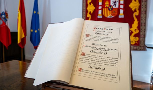 La Constitución lidera la confianza ciudadana mientras los partidos siguen a la cola. Fuente: Europa Press.