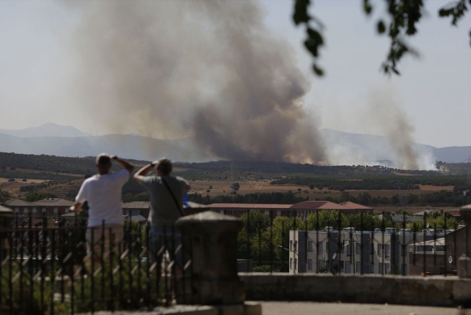 Vista del humo en la zona del incendio, a 19 de agosto de 2024, en Astorga, León, Castilla y León (España). Fuente: Europa Press.