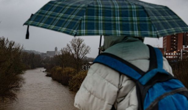 EuropaPress 7188294 persona observa lluvia rio ter 27 diciembre 2025 girona catalunya espana