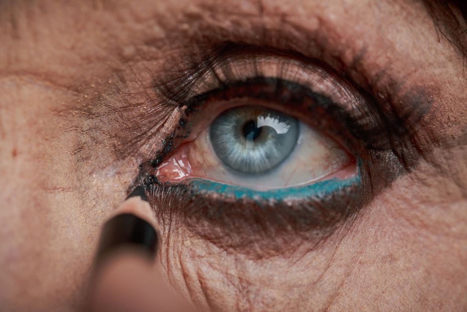 Es mejor aplicar el maquillaje ligeramente alejado del lagrimal. Fuente: BigStock. Es mejor aplicar el maquillaje ligeramente alejado del lagrimal. Fuente: BigStock.