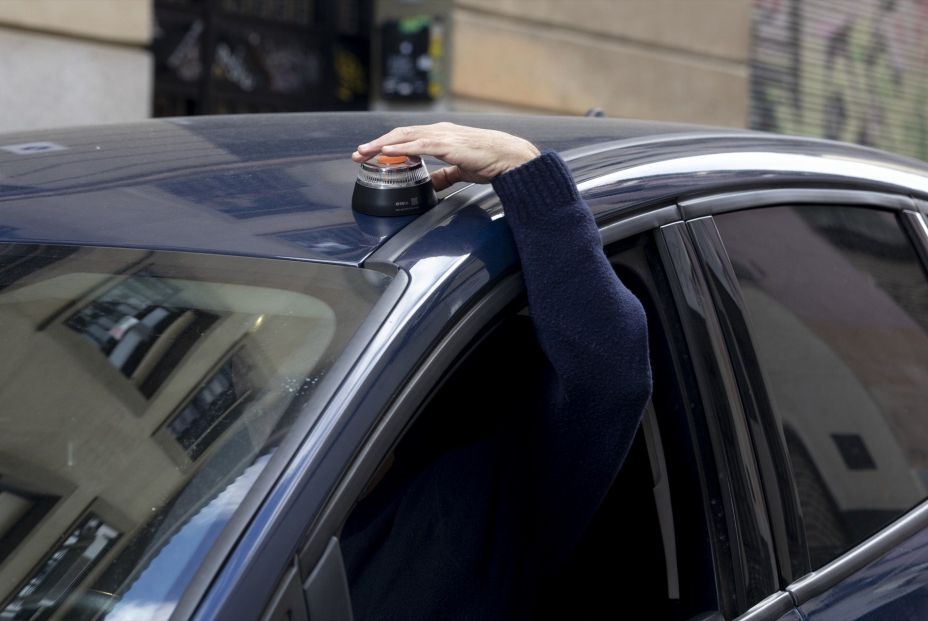 La baliza se coloca en el punto más alto y visible del vehículo sin salir de este. Fuente: Europa Press. La baliza se coloca en el punto más alto y visible del vehículo sin salir de este. Fuente: Europa Press.