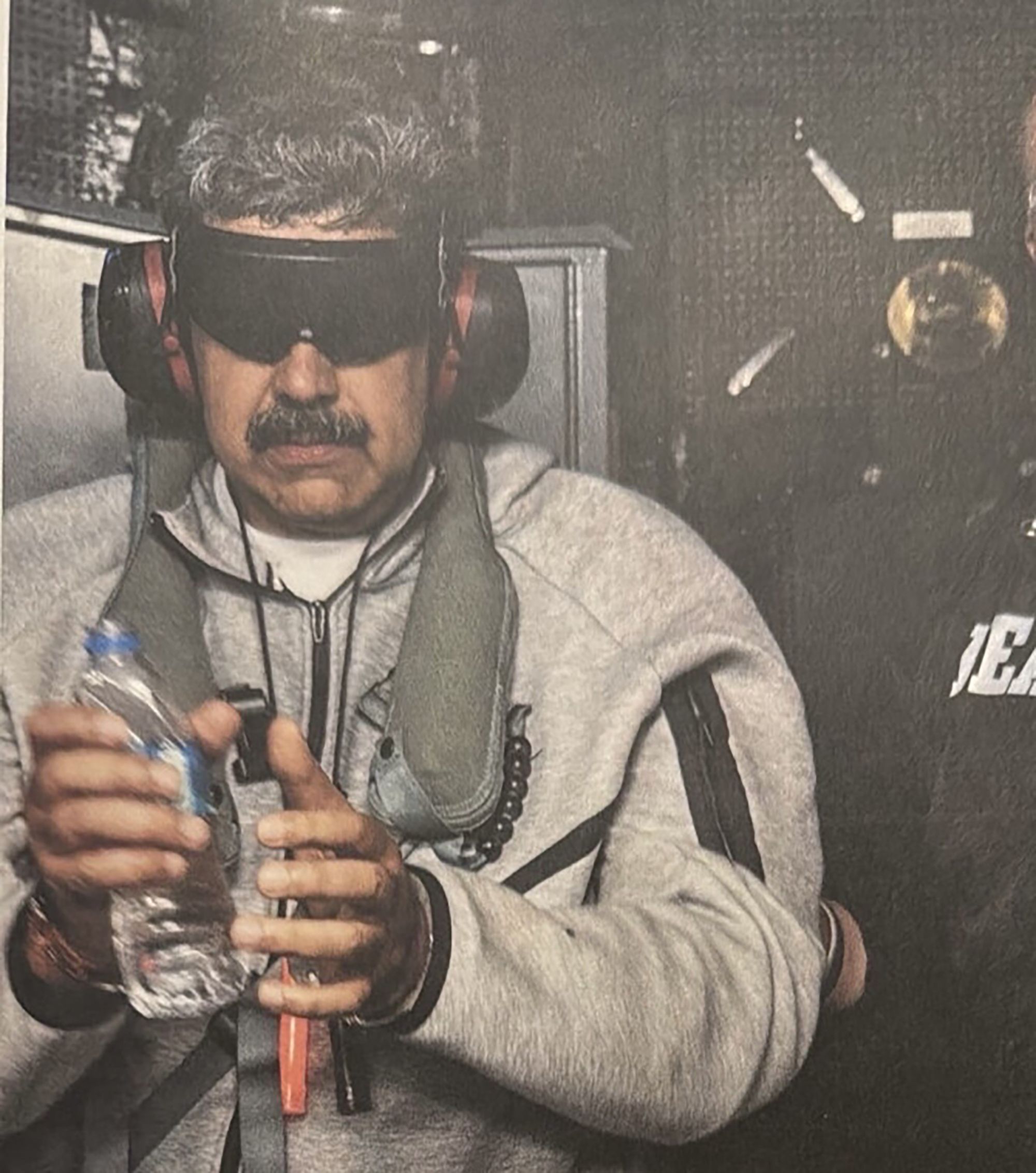 Nicolás Maduro tras su detención, en una imagen difundida por Donald Trump Nicolás Maduro tras su detención, en una imagen difundida por Donald Trump