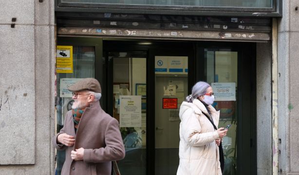 Los casos de gripe se desploman en atención primaria, pero siguen tensionando los hospitales