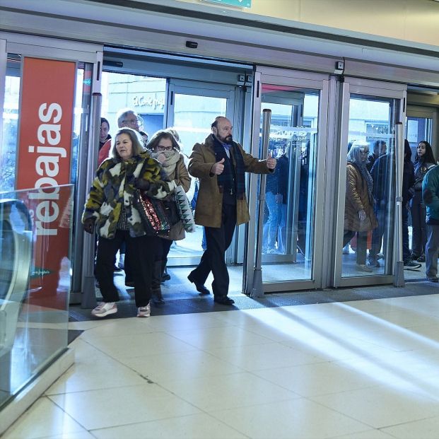 EuropaPress 7201298 clientes tienda primer dia rebajas invierno enero 2026 madrid espana