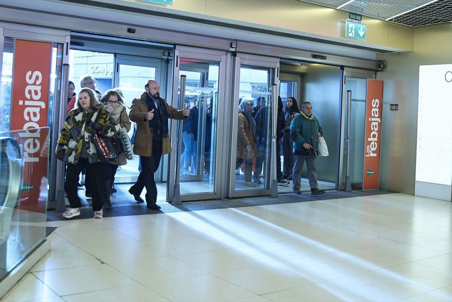 EuropaPress 7201298 clientes tienda primer dia rebajas invierno enero 2026 madrid espana