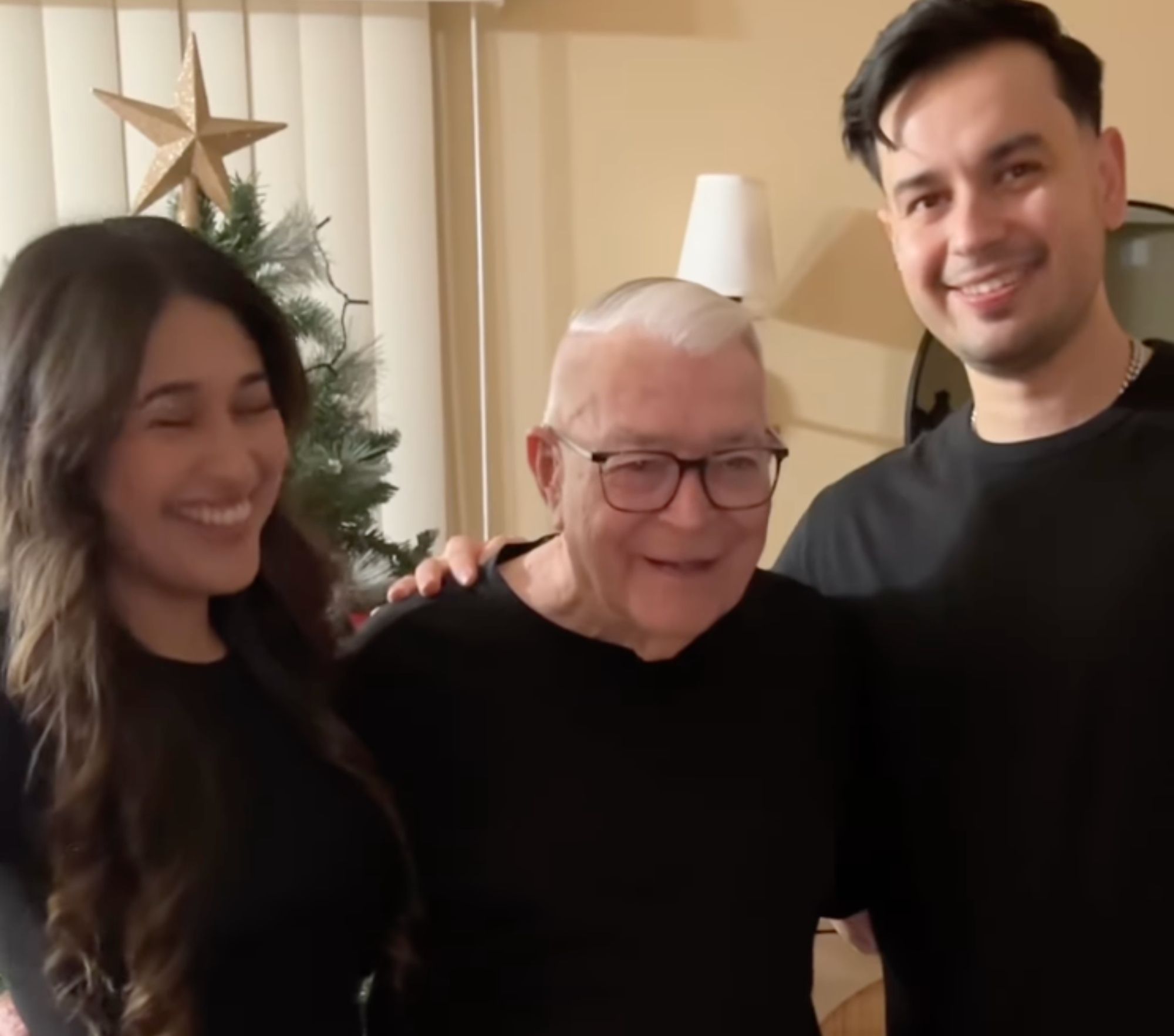 VÍDEO: Una pareja invita a su vecino de 86 años que vive solo a pasar la Navidad con ellos (Julissa & Delmar)