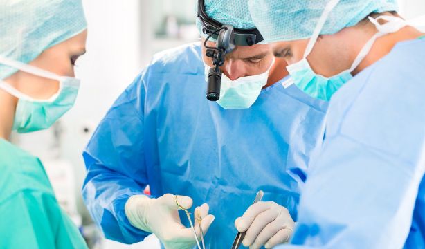 Realizan por primera vez un 'bypass' coronario sin cirugía a corazón abierto