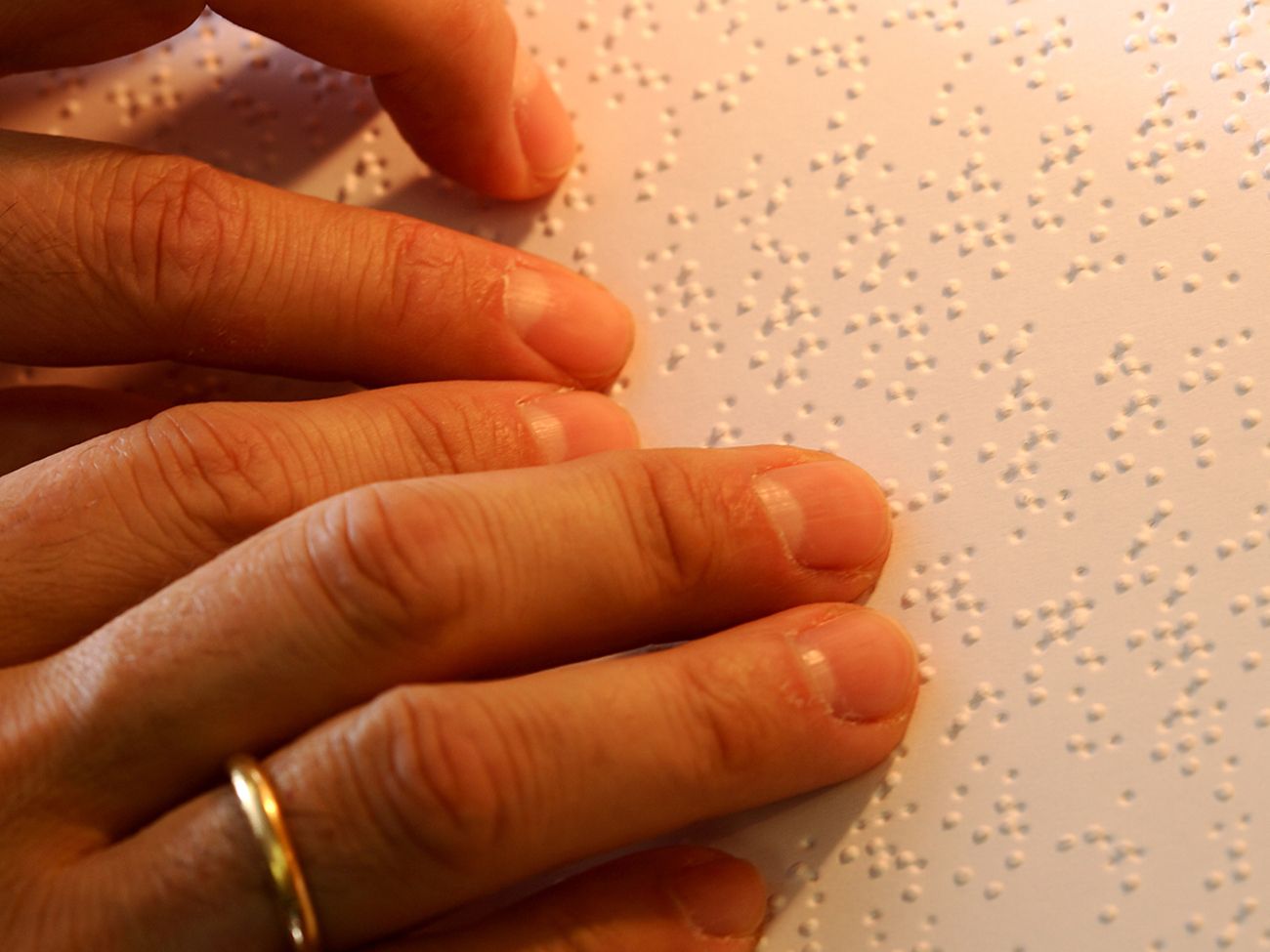 La ONCE reclama a la RAE que el diccionario reconozca la lectura en braille