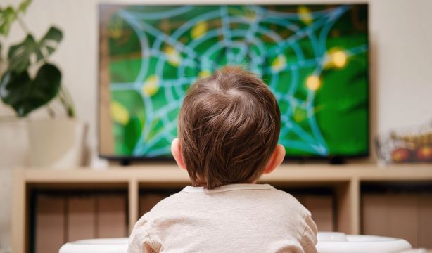 La exposición a pantallas en la infancia se asocia a decisiones más lentas y ansiedad juvenil. Fuente: BigStock.