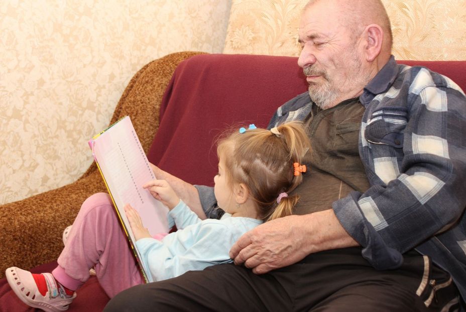 Leer juntos aporta estímulos que las pantallas no ofrecen de forma pasiva. Fuente: BigStock.