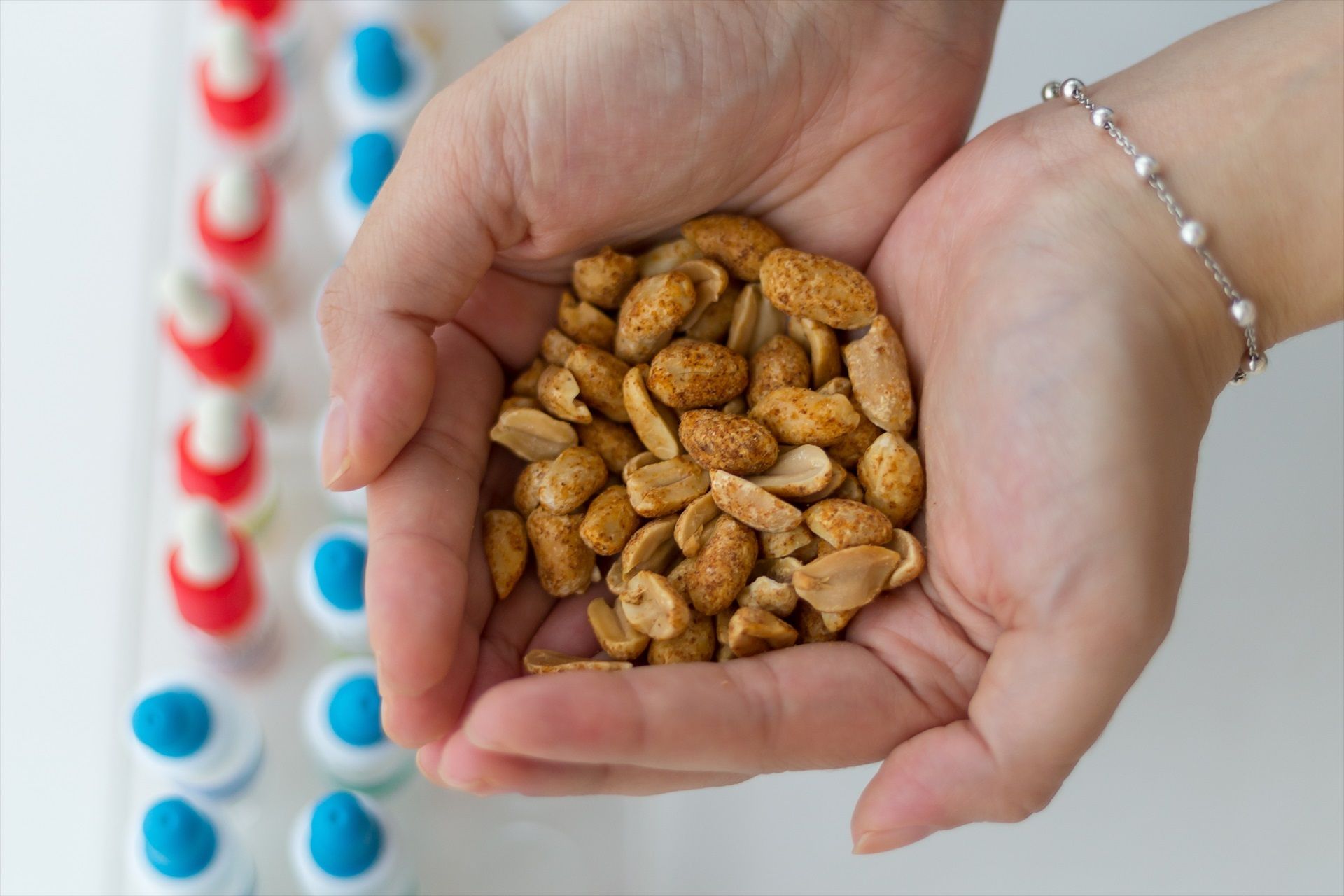 Una dosis mínima de cacahuete protege a niños alérgicos con menos riesgos. Fuente: Europa Press.