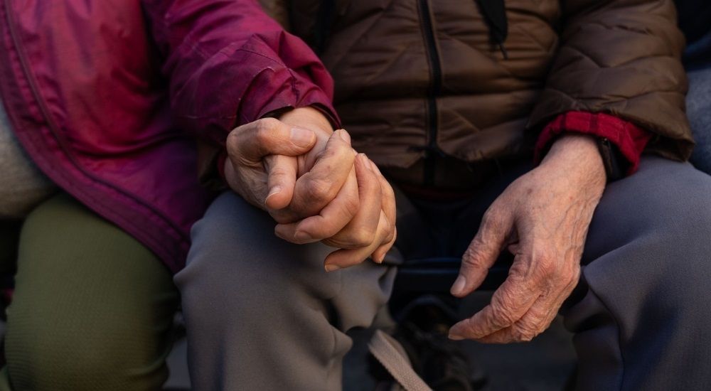 Casi dos de cada tres personas que conviven con un mayor creen que es discriminado.