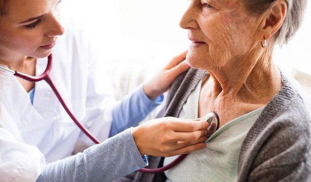 Niveles altos de ácido úrico se asocian a mayor riesgo cardiovascular en mujeres mayores de 50