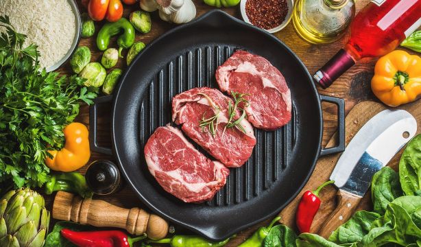 El truco infalible de un carnicero para que la carne no suelte agua al freírla