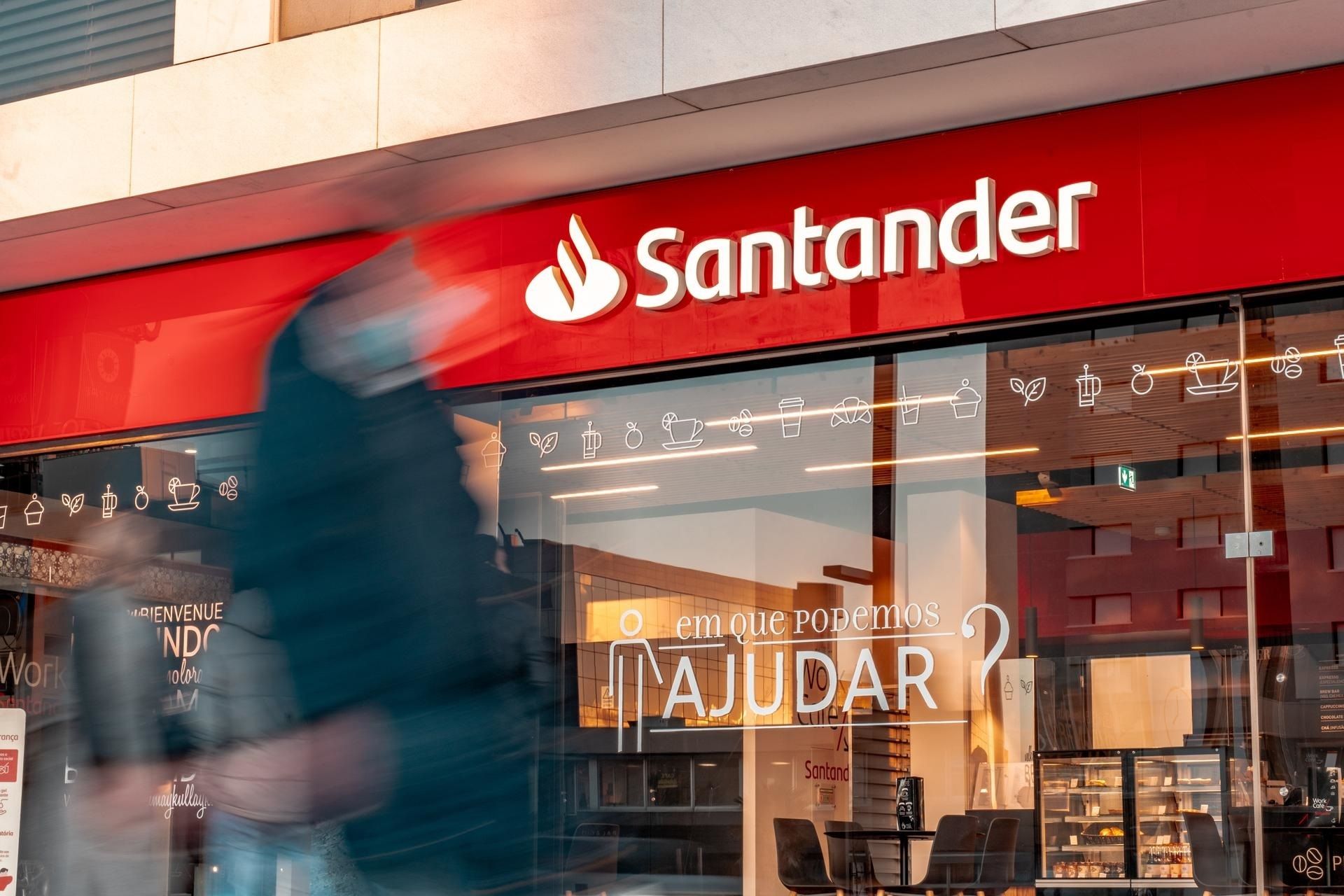 Pago de las pensiones en enero de 2026: ¿qué día se cobra la pensión en Banco Santander?. Foto: EuropaPress 