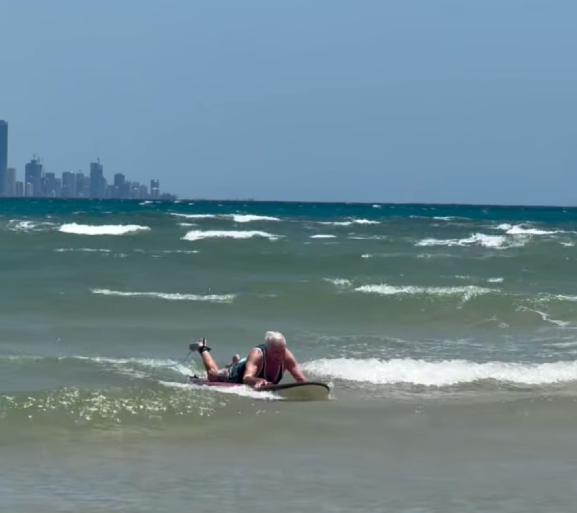 VÍDEO: Tiene 95 años y sufre ceguera, pero ha vuelto a surfear (Mel Tjoeng)