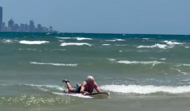 VÍDEO: Tiene 95 años y sufre ceguera, pero ha vuelto a surfear (Mel Tjoeng)